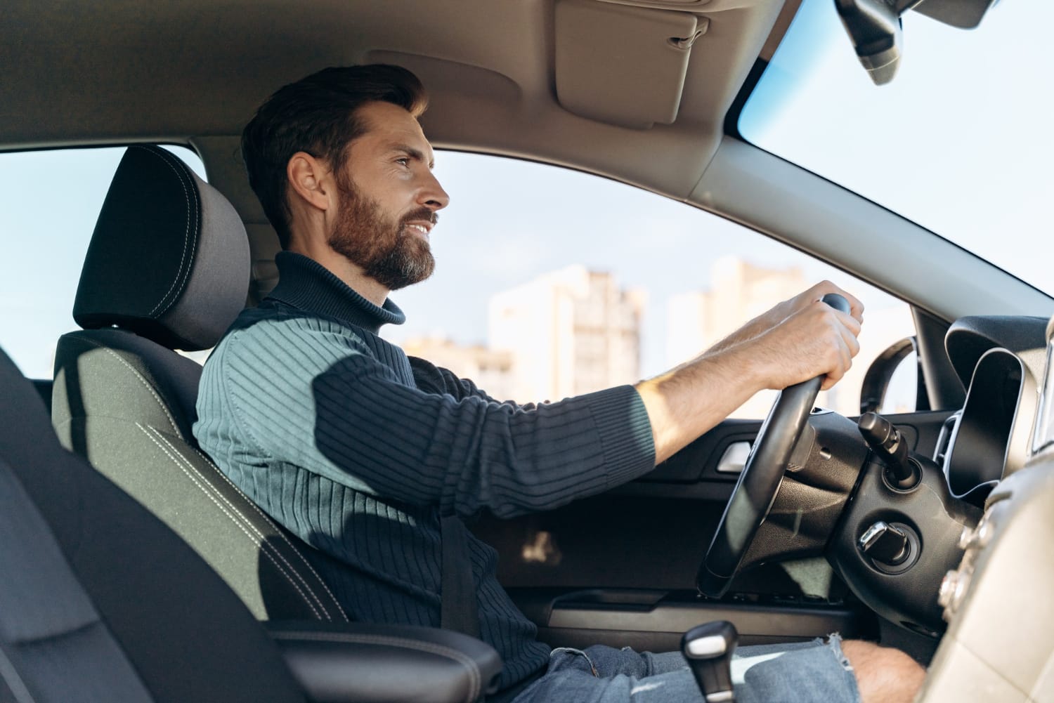 Man driving car confidently, insured by Ikamet for Türkiye trip