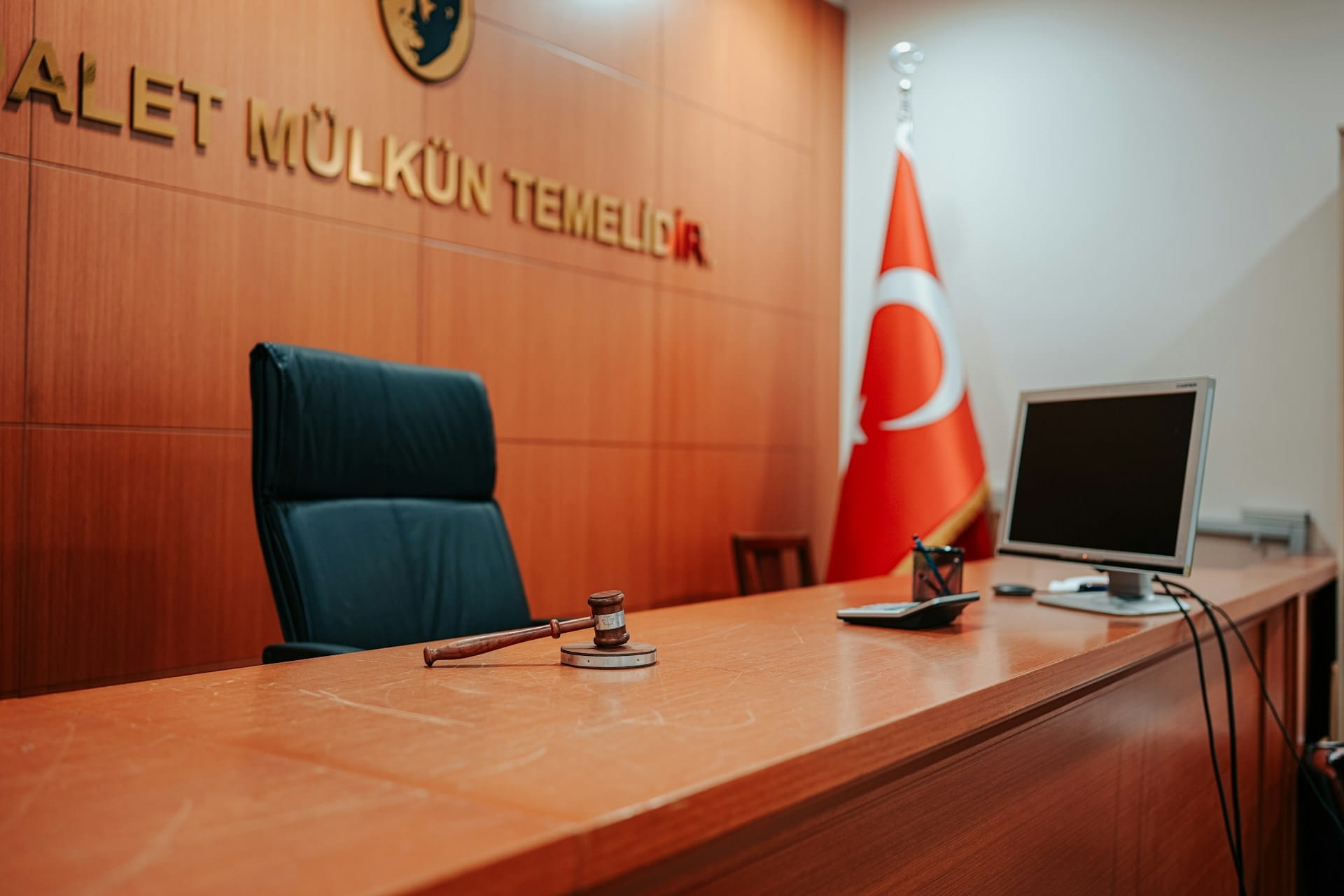 Turkish residence permit renewal reminder with calendar and documents